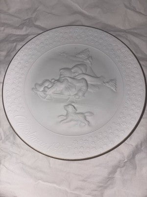 Avon Christmas Collector Plate Porcelain Trimmed in 24K Gold 1985